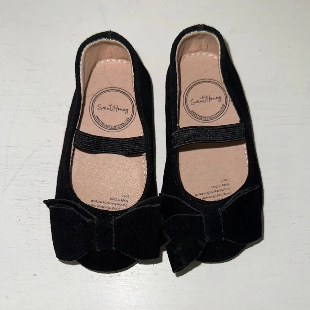 Black ballet flat dress shoes with bow